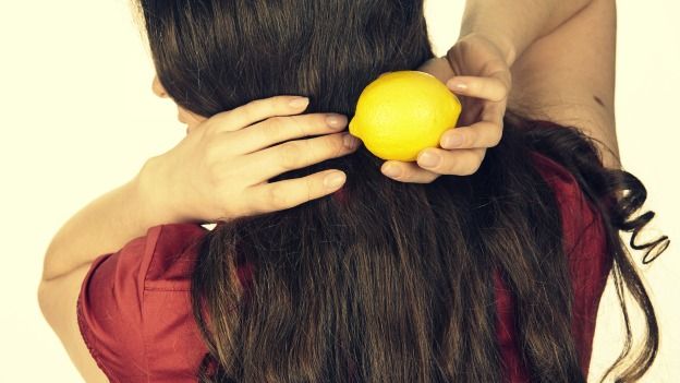 Come usare il limone per capelli grassi - rimedio molto efficace