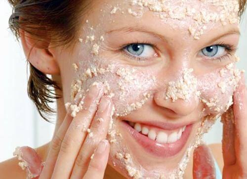 Maschera viso a base di avena e latte