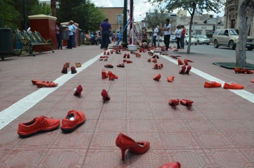 Milano: scarpe rosse contro la violenza sulle donne