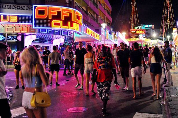 Magaluf: i giovani e il divertimento libertino