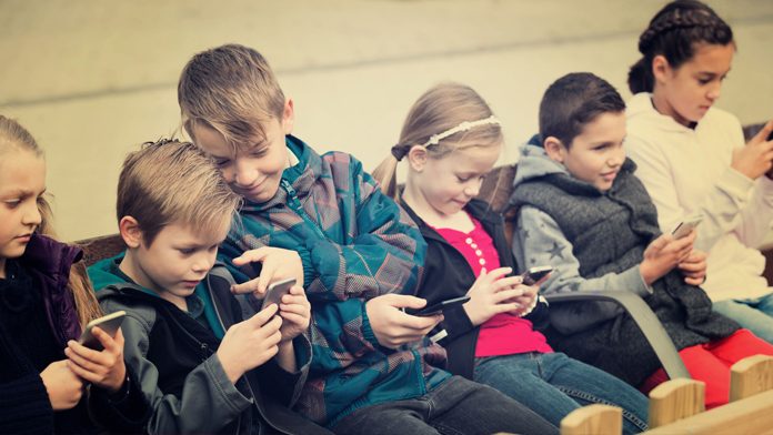 Francia: vietati gli smartphone a scuola, ma c'è disaccordo