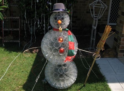 Il pupazzo di neve del santo bevitore, in bicchieri di plastica