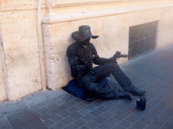 Mimo: un lavoro difficile per intrattenere la gente in strada