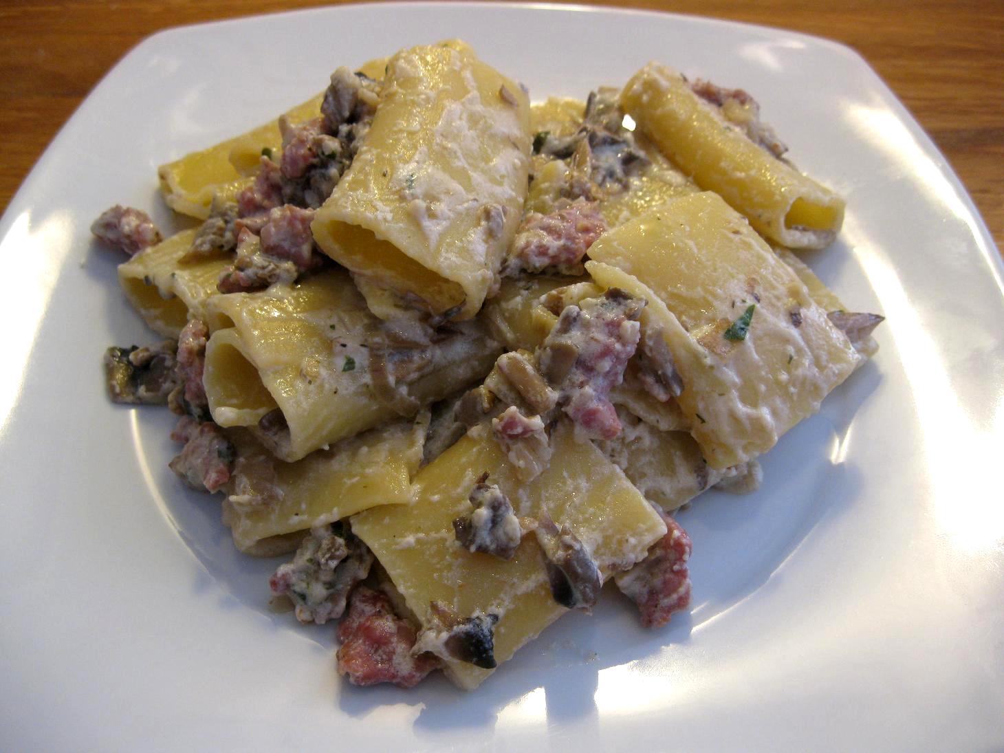 Paccheri gratinati con carciofi e salsiccia