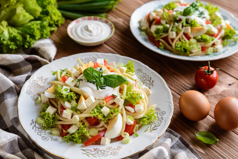 Insalata di pasta con salsa di panna acida