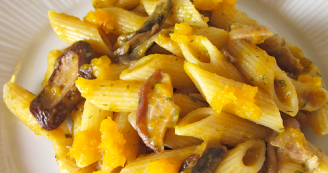 Pasta con zucca e funghi