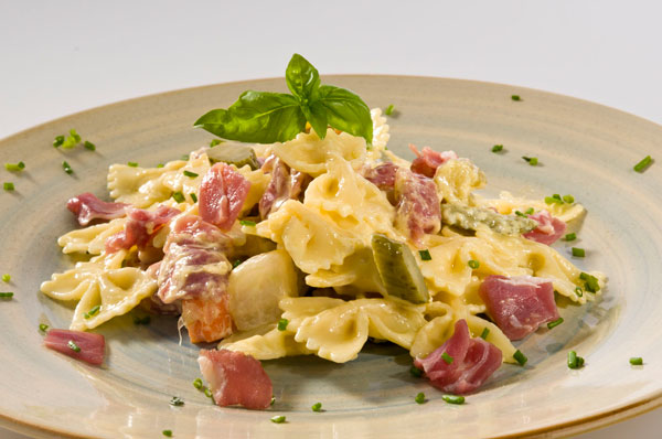 Insalata di farfalle e prosciutto crudo