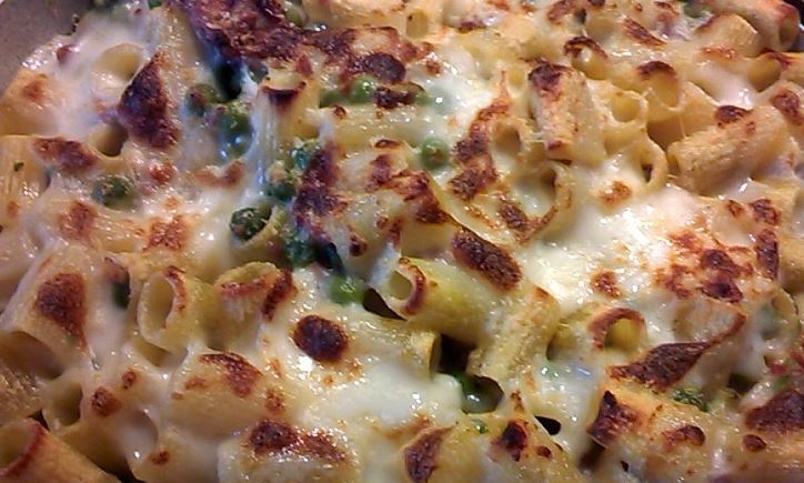 Pasta al forno con piselli e salsiccia