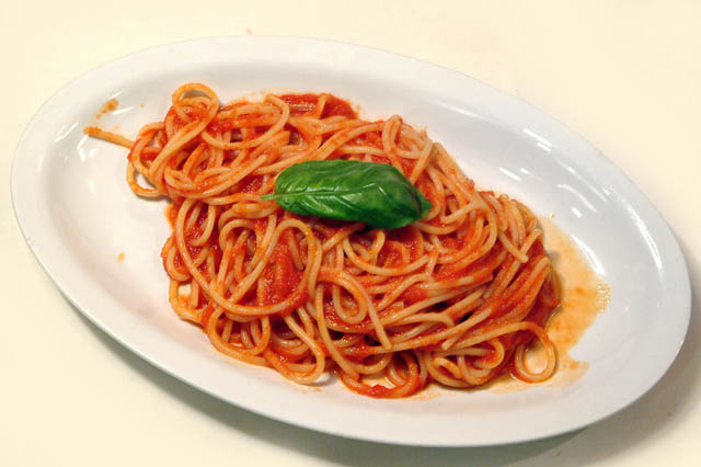 Spaghettini a crudo con basilico