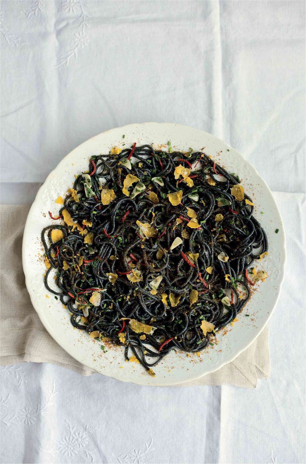 Spaghetti al nero di seppia con calamari e bottarga