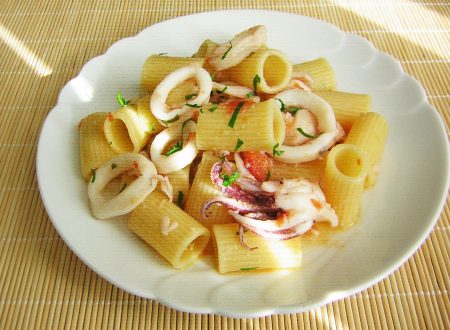 Mezzemaniche patate novelle e calamari freschi