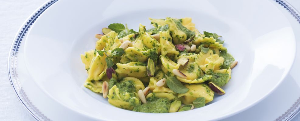 Farfalle in insalata con pesto di erbe e pistacchi