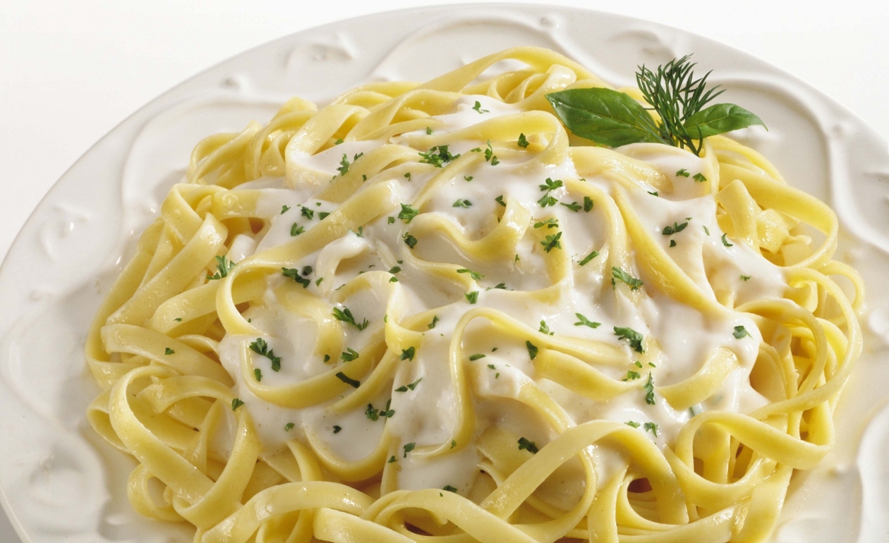 Fettuccine con salsa al grana