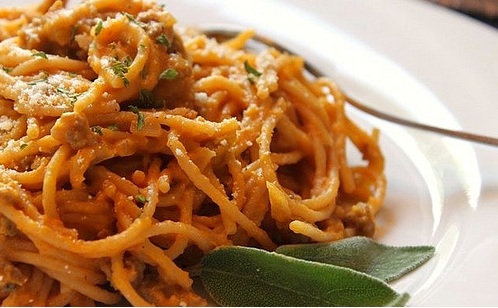 Spaghetti con zucca, salsiccia e funghi porcini