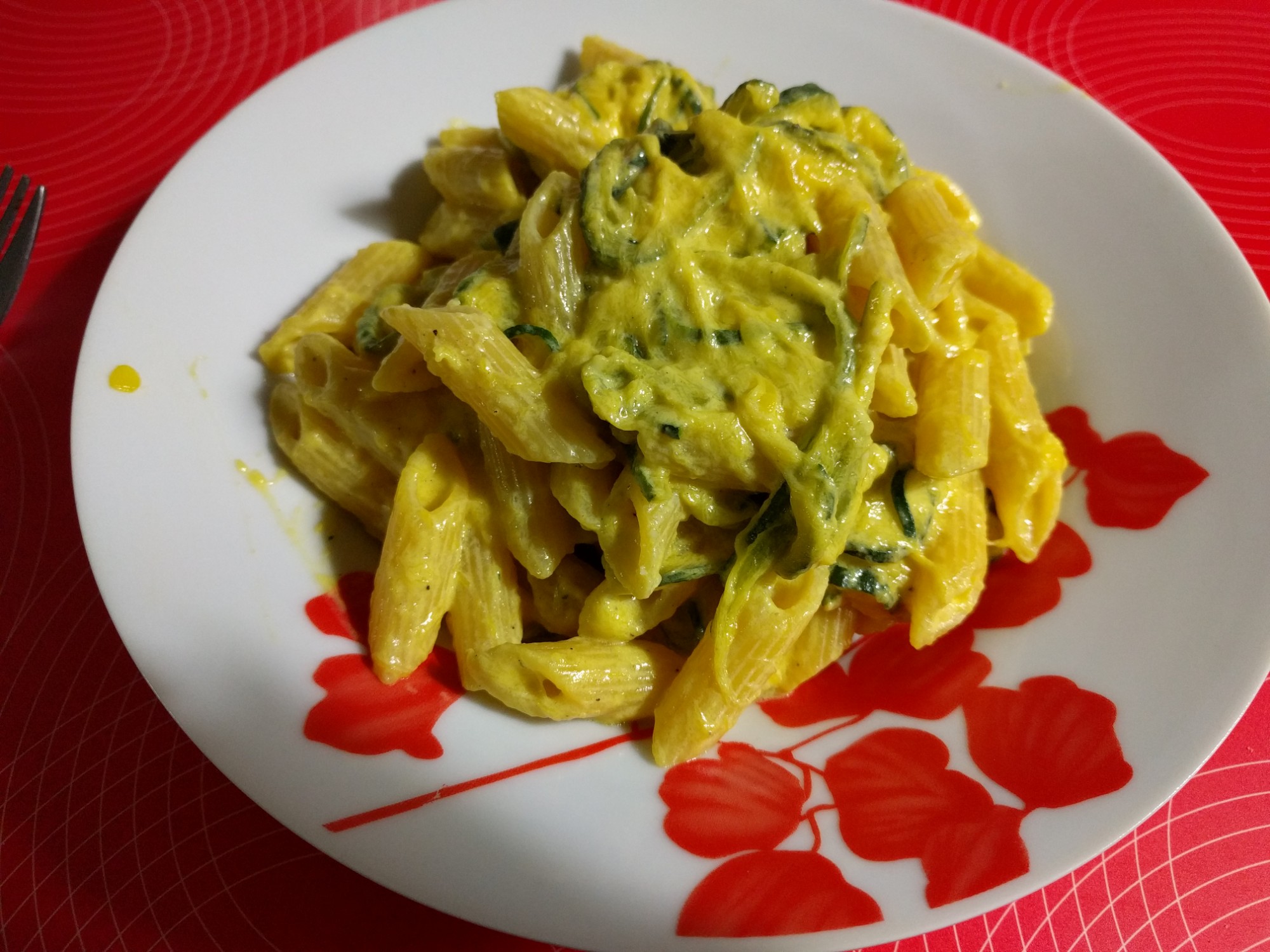 Pasta condita con asparagi, panna e zafferano