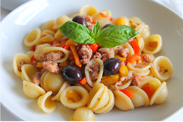 Orecchiette con peperoni e salsiccia