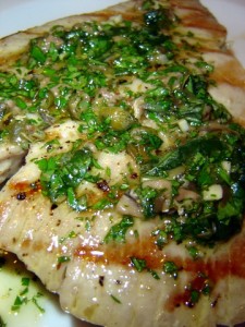 Tonno grigliato alla salsa verde.