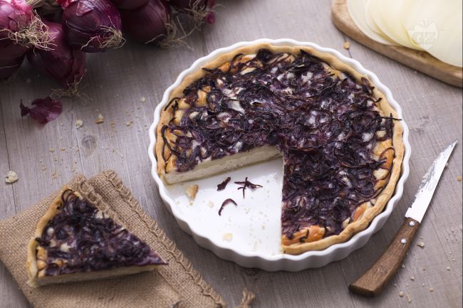 Focaccia integrale con cipolle di tropea, cavolo rosso e nigella