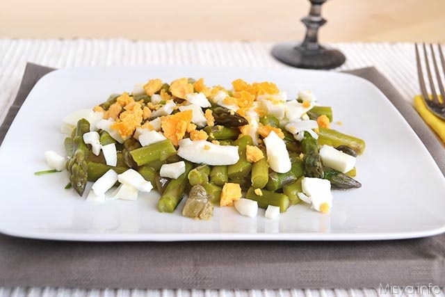 Asparagi e uova sode