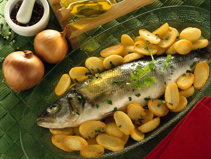 Spigola al forno con patate e cipolla