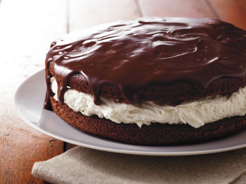 Torta al cacao farcita con crema al latte