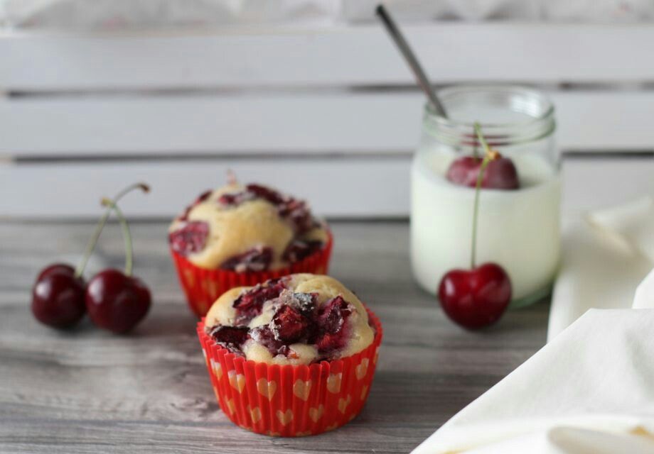 Muffin allo yogurt, vaniglia e ciliegie