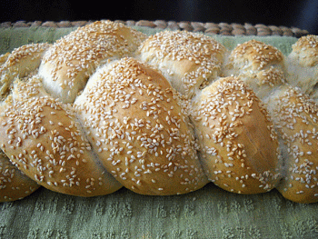 Treccia di pane al sesamo