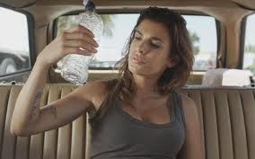 Elisabetta Canalis per PETA soffoca in auto