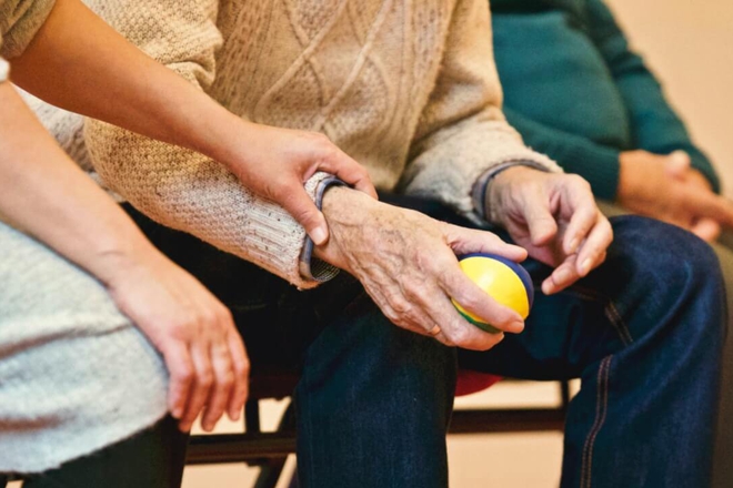 Come adattare la propria casa per i genitori anziani con un servoscala