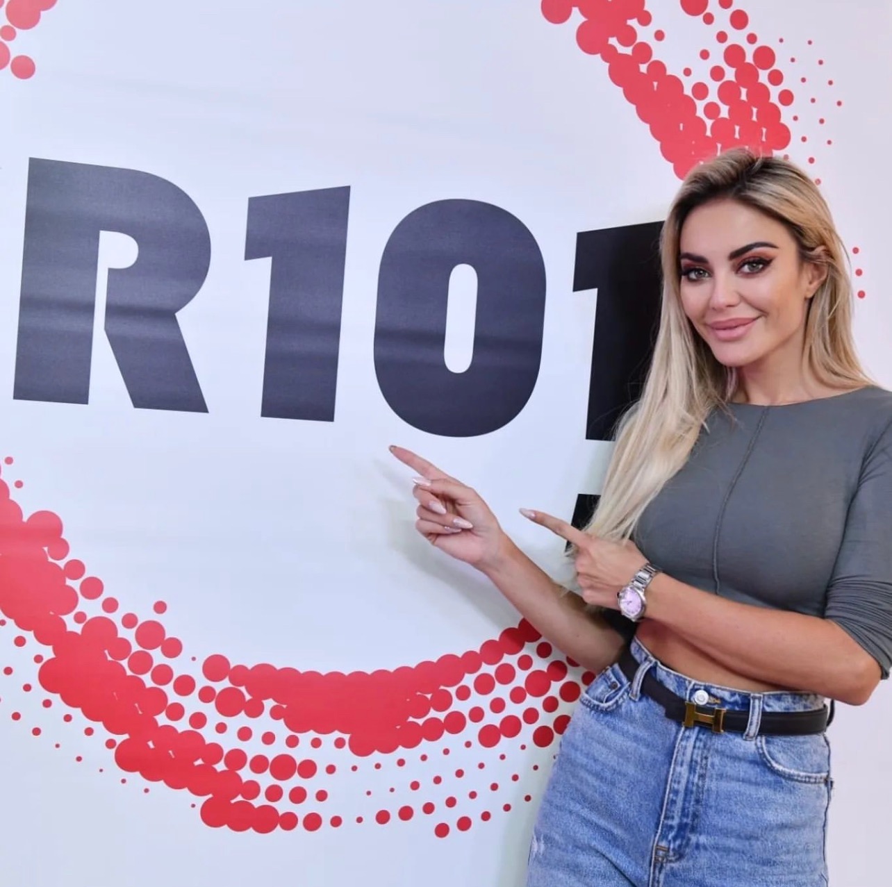 Elena Morali accolta dalla grande famiglia di R101