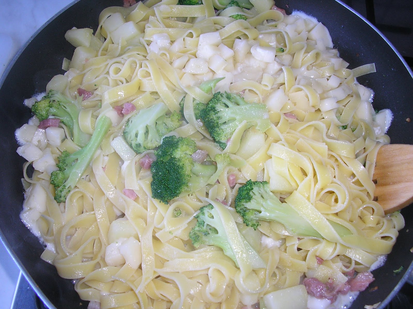 Fettuccine con coniglio e broccoli