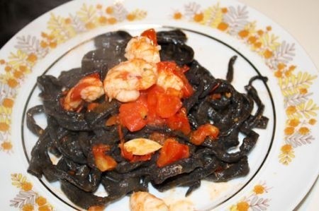 TAGLIATELLE NERE CON GAMBERI E POMODORI