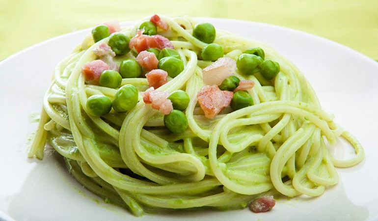 Pasta con piselli e pancetta