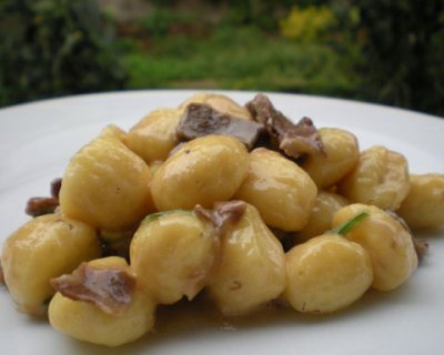 Gnocchi di patate con crema al formaggio e porcini