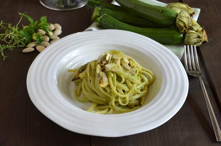 Linguine con crema di zucchine e mandorle