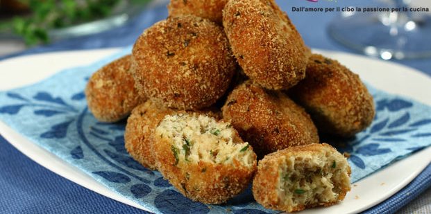 Polpette di tonno servite con patate schiacciate e friarielli