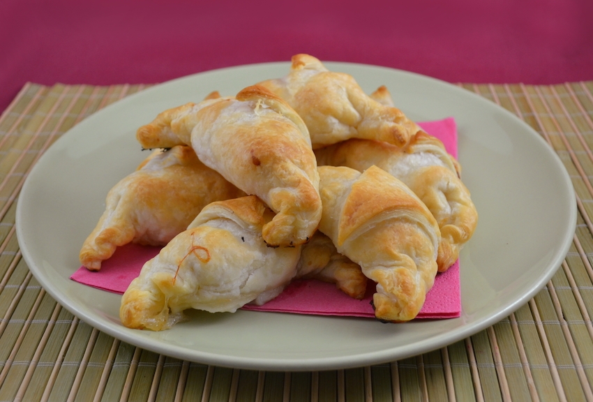 Cornetti salati ripieni di ricotta e salmone