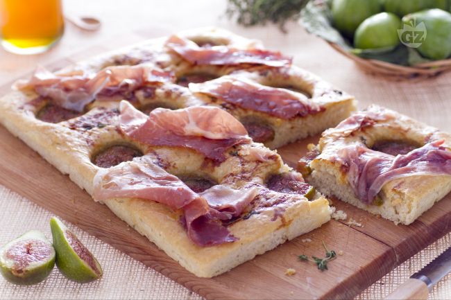 Bruschette con fichi, stracciatella e prosciutto crudo