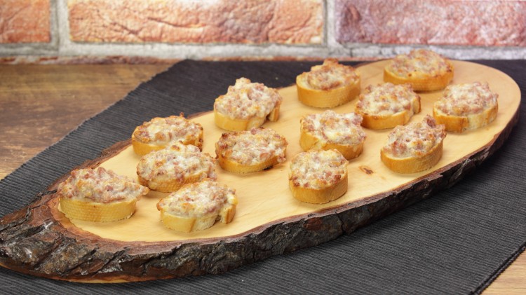 Crostini con salsiccia e stracchino